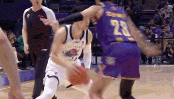 8次封盖生涯新高！邹雨宸6中3拿到13分10板1助8帽 4前场板神仙打架