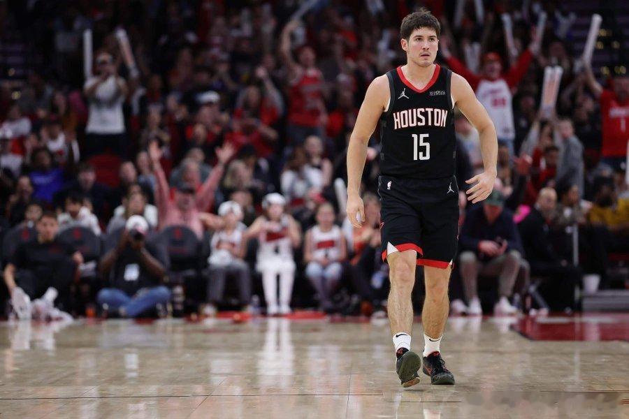 今天的谢泼德首发出战32分钟28分3篮板2助攻1抢断1盖帽投篮9/21，三分7/