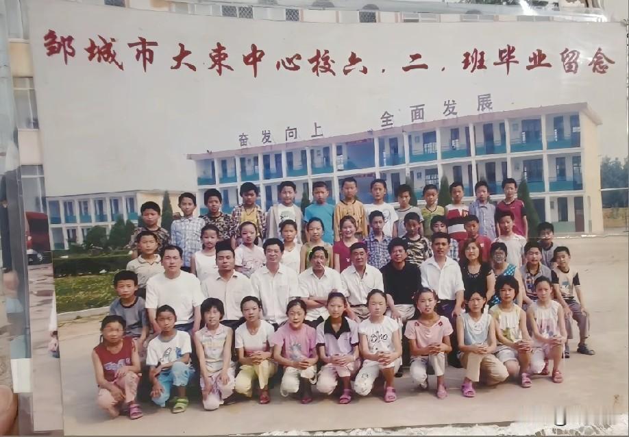 网友真是太厉害了，老三轮的小学毕业照都扒出来了。
你能认出哪个是她吗[机智]
夏
