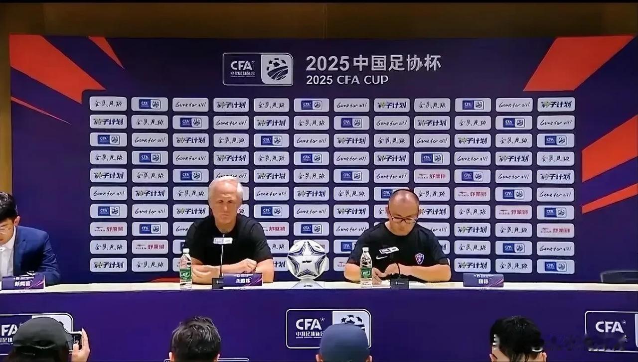 安德森被打服了！

足协杯半决赛，云南玉昆0-7遭北京国安血洗！在赛后的新闻发布