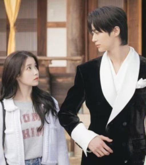 IU边佑锡剧照公开，可以，