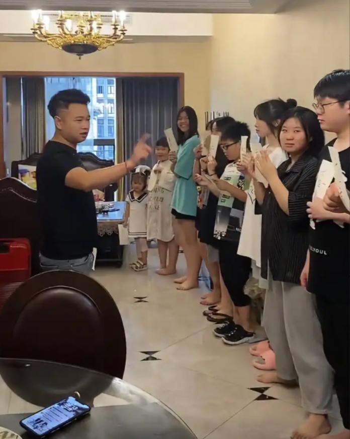 重庆的 “宇宙舅舅” 龚玲军，又迎来了一年一度的 “暑期大作战”！目前已有 10