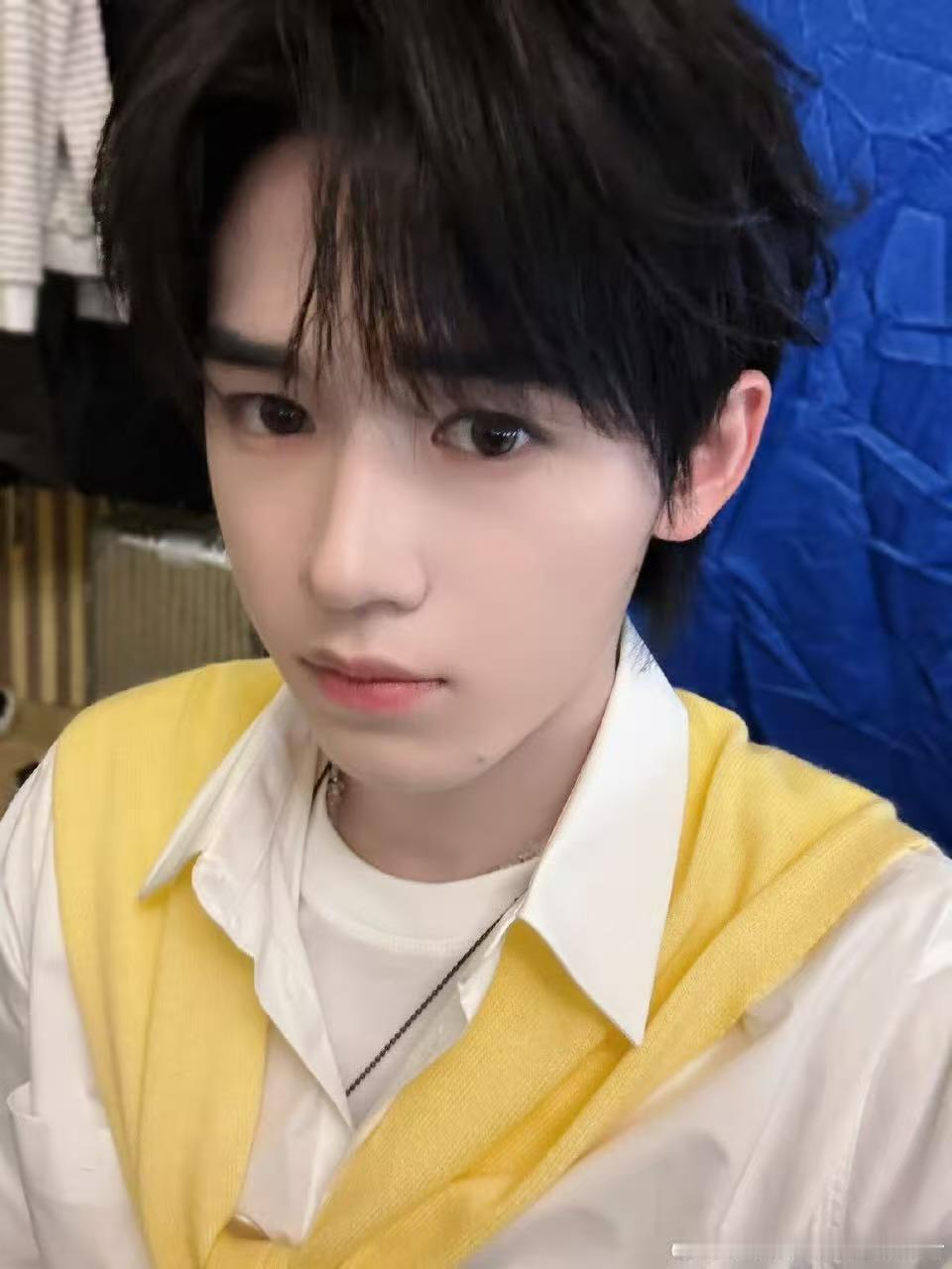 宋亚轩卖萌自拍宋亚轩无辜脸宋亚轩无辜脸，帅的，