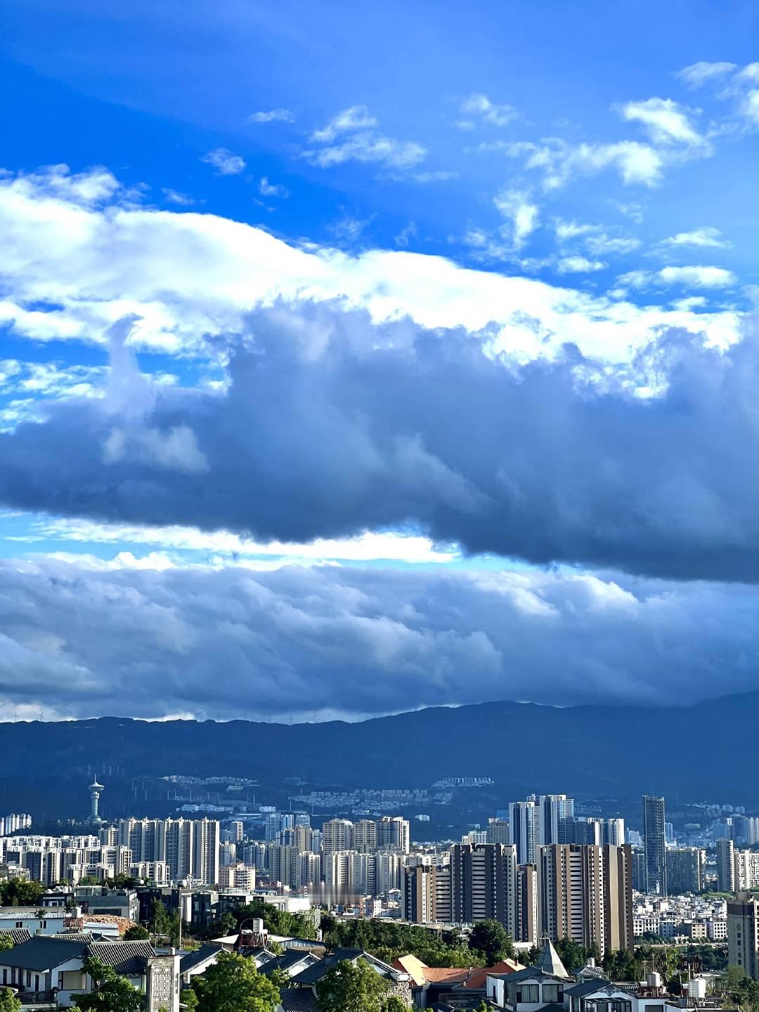 这是我初次体会寄人篱下的苦楚。往后半生历尽风雨，却始终认定，仰人鼻息的煎熬，远比