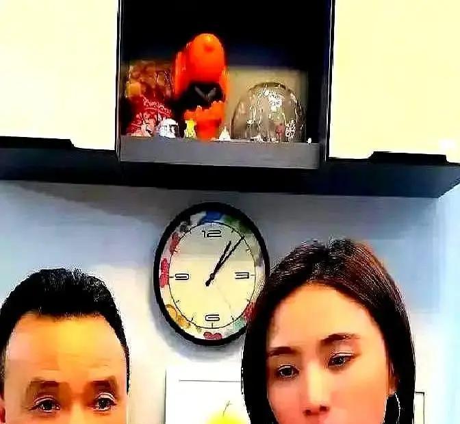 4.6亿债条压床，李亚鹏第二段婚姻凌晨3点碎成灰。
直播6小时，1.62亿现金砸