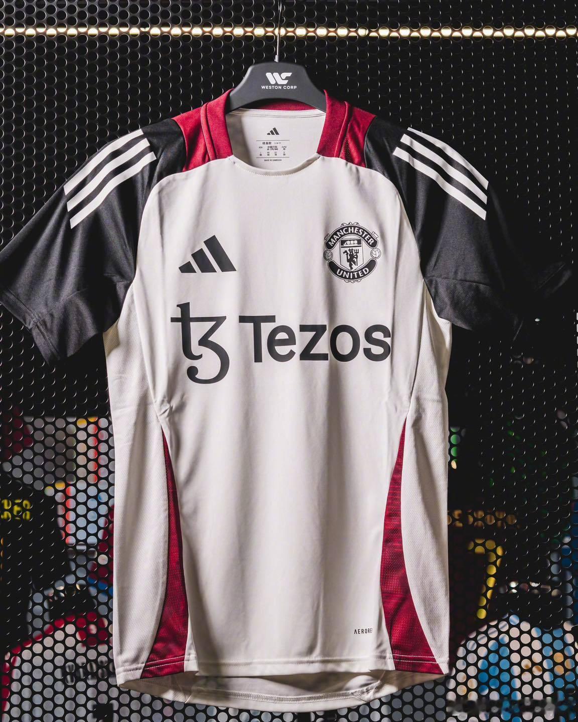 Footyheadlines：曼联将在下半赛季使用的训练服短袖📷 ManUtd