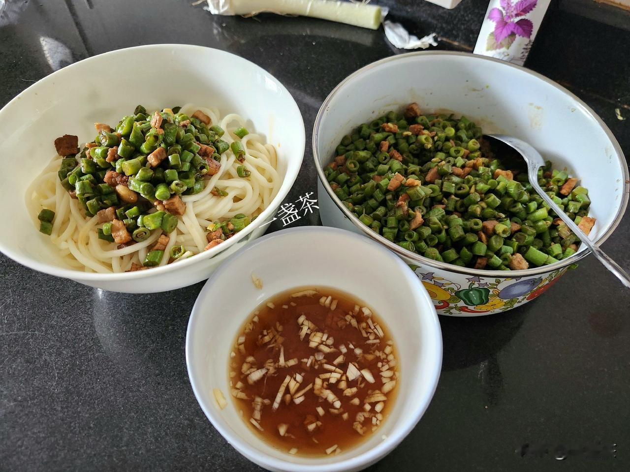 今天吃了一天的面条，中午豇豆卤面条，晚上把剩的面条和卤又放两个鸡蛋炒面条，过了一
