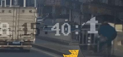 【八旬老人街头不慎摔倒，民警暖心救助化险为夷】近日
赵屯派出所民警
带领警务辅助