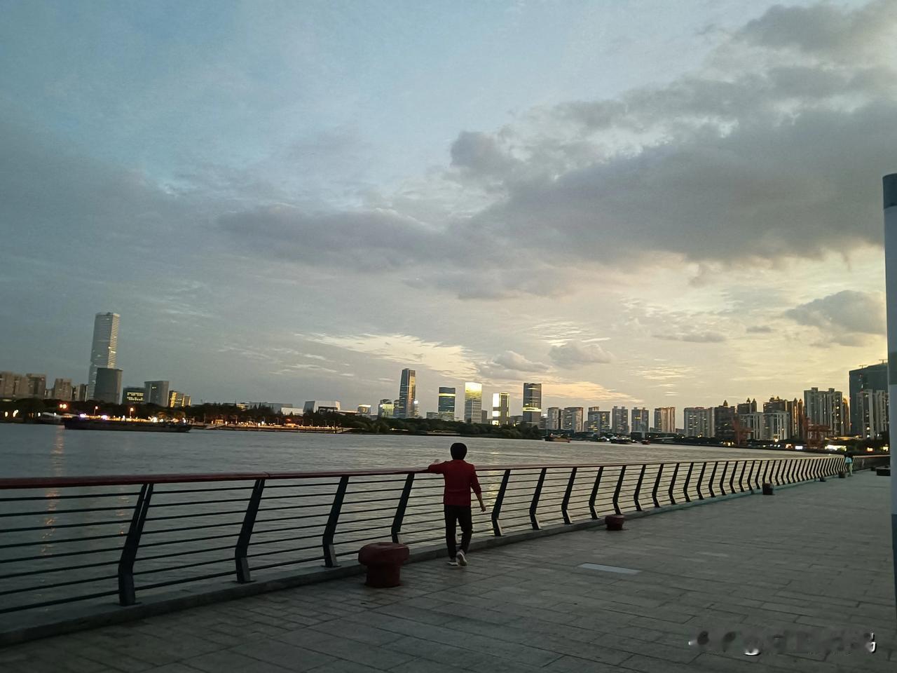 从昔日的渔村到后来的十里洋场，黄浦江，其原本只是吴淞江的一条支流。
      