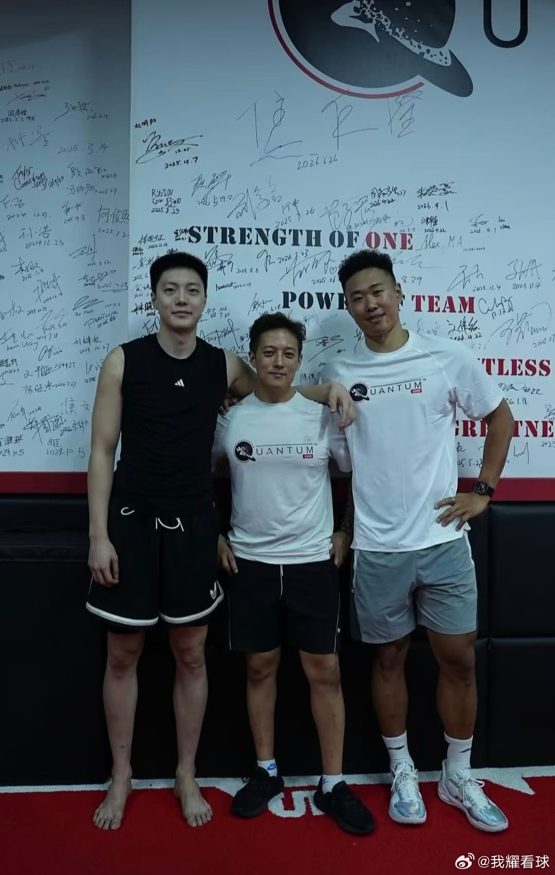 进步不能停！贺希宁训练结束后，晒出与胡明轩和运动康复师的合影 