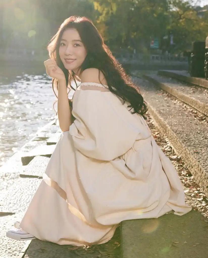 阳光洒落，少女在湖边微笑真的是太漂亮了湖边白裙少女 海边微笑少女