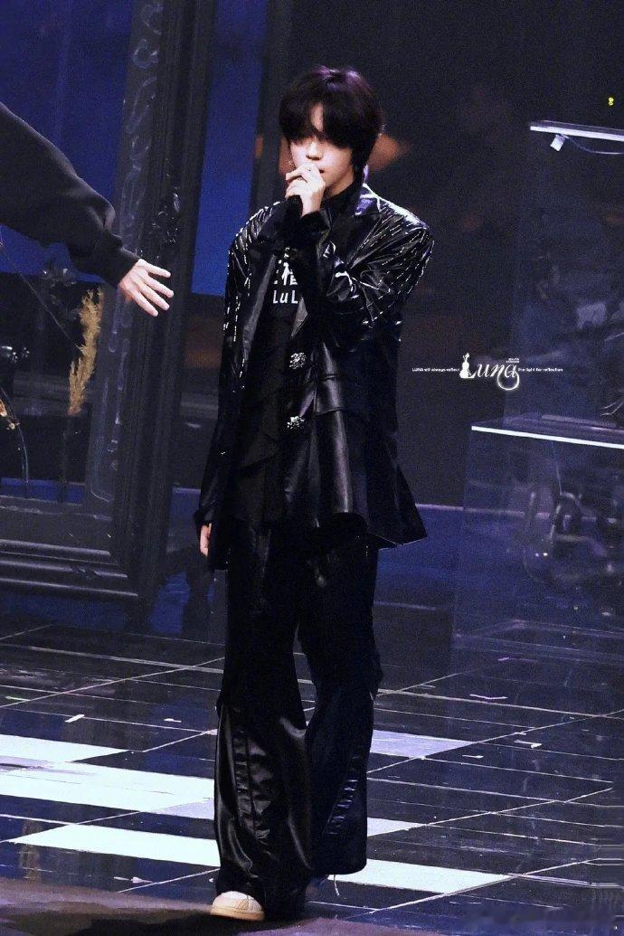 王橹杰荣耀之战彩排出图王橹杰皮衣皮裤 王橹杰荣耀之战彩排出图 