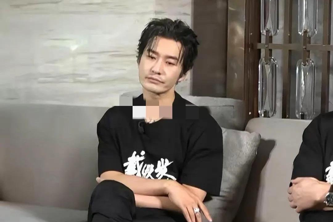 黄晓明在电影活动上的状态，有种身体被掏空的感觉啊！他还现场鞠躬道歉了，虽然说是为