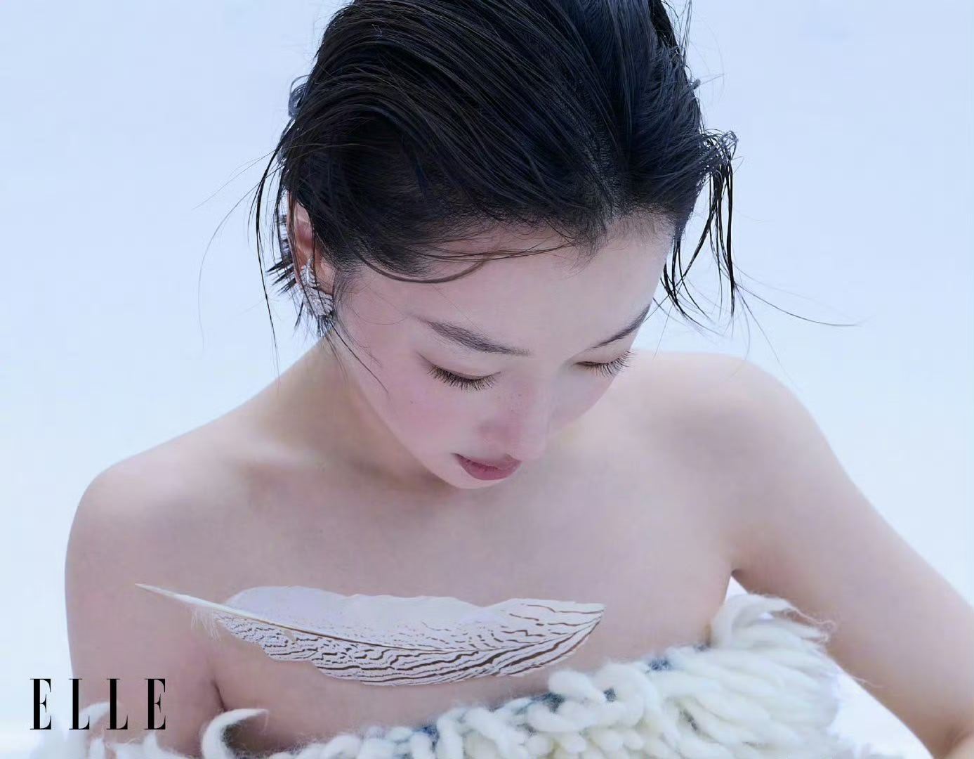 金九篇章如约而至，周冬雨ELLE封面大片释出。以轻盈起飞为意象，挣脱固有标签束缚