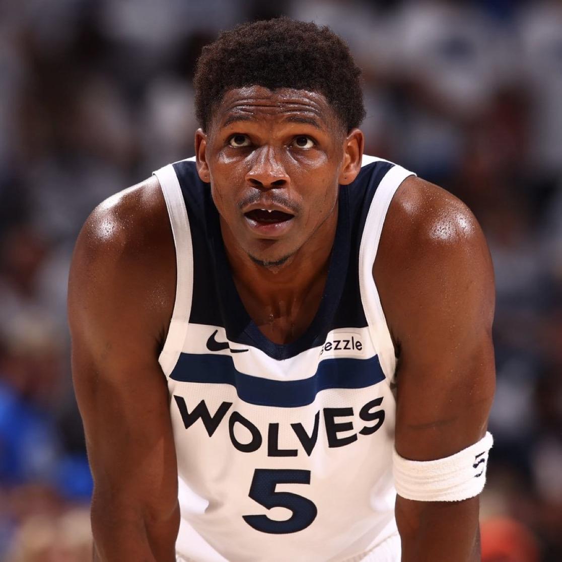 据外媒报道，安东尼·爱德华兹在第一场比赛中“明显受限”且“艰难挣扎”，因为右膝伤