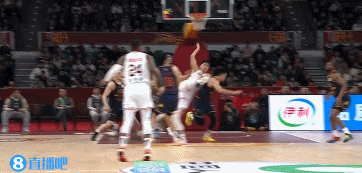 广东队输球太搞笑，张文逸摔倒压伤张春军脚踝，居然是广东队输球的最大暗线

广东队