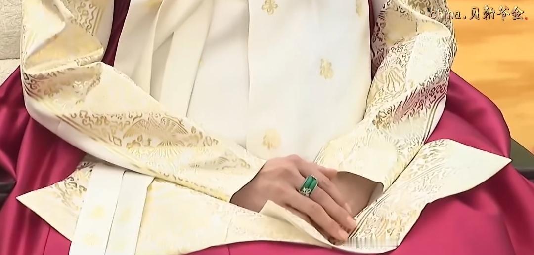 金惠景这身“皮肤”一穿，直接在外交赛场拿了个印象分满分！
这根本不是普通的服装展