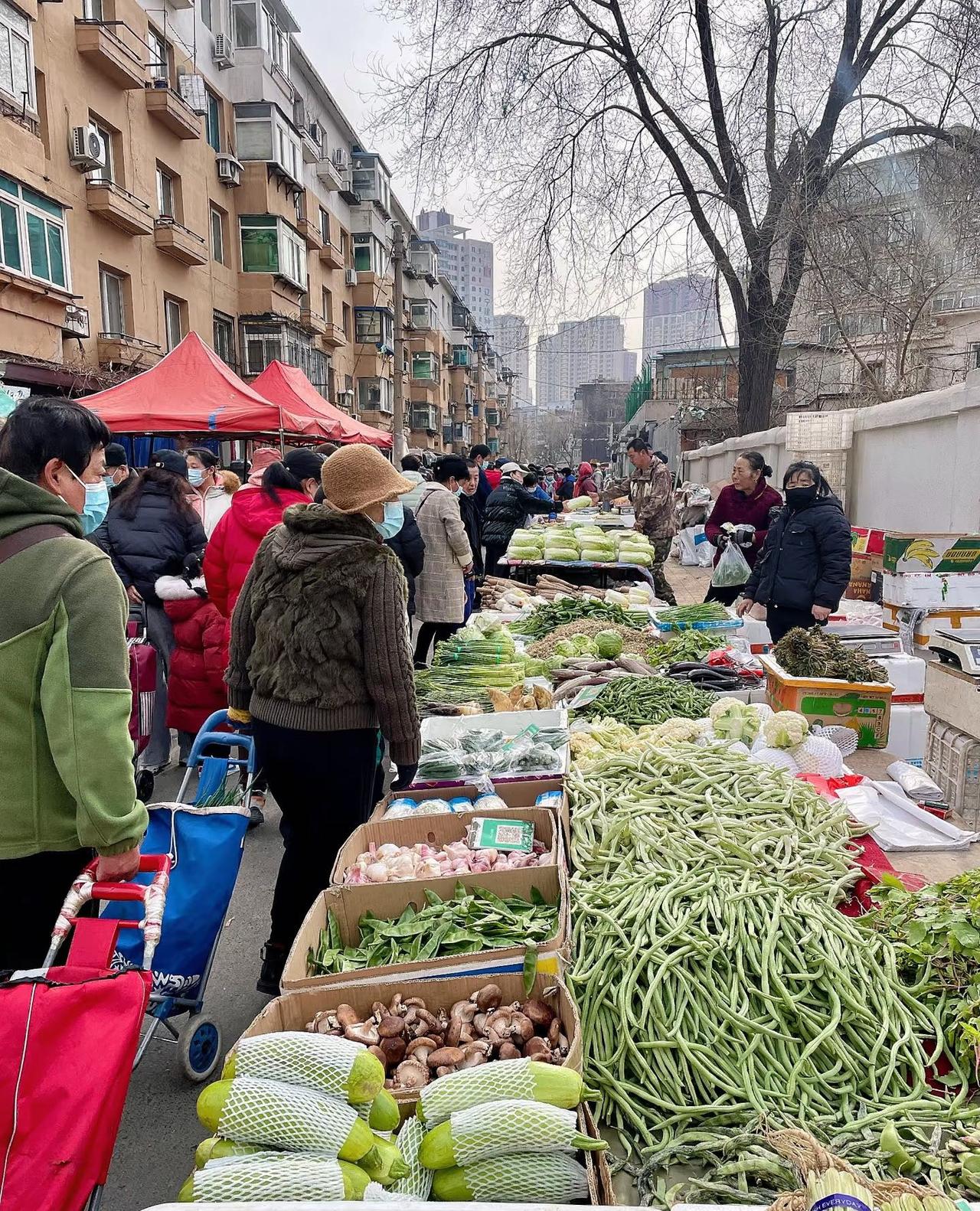 溜达一圈东北菜市场，想不明白鱼+肉摊位占比还不到 2 成，南方菜市场至少一半以上