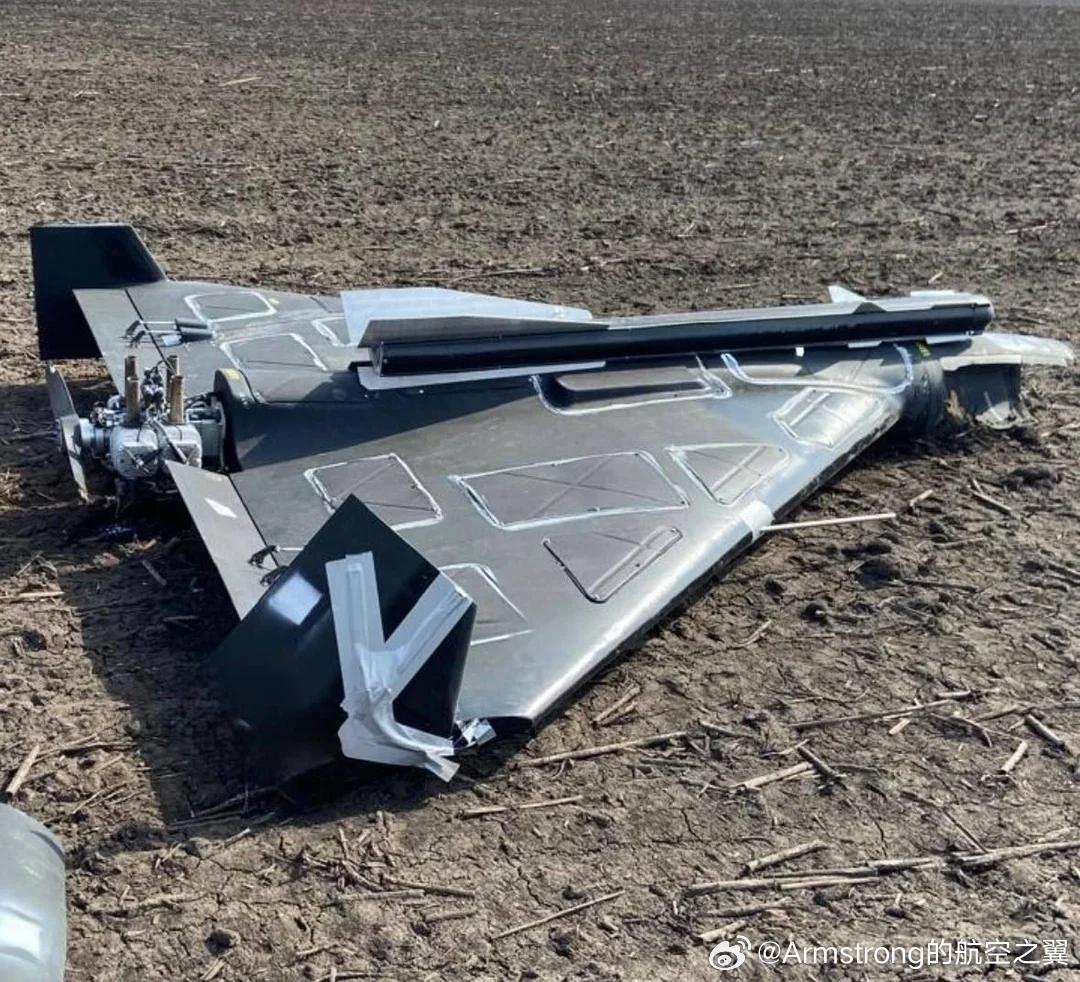 俄乌局势新进展 安装在天竺葵无人机上的R-60空空导弹模型，用于吓唬拦截它的乌军