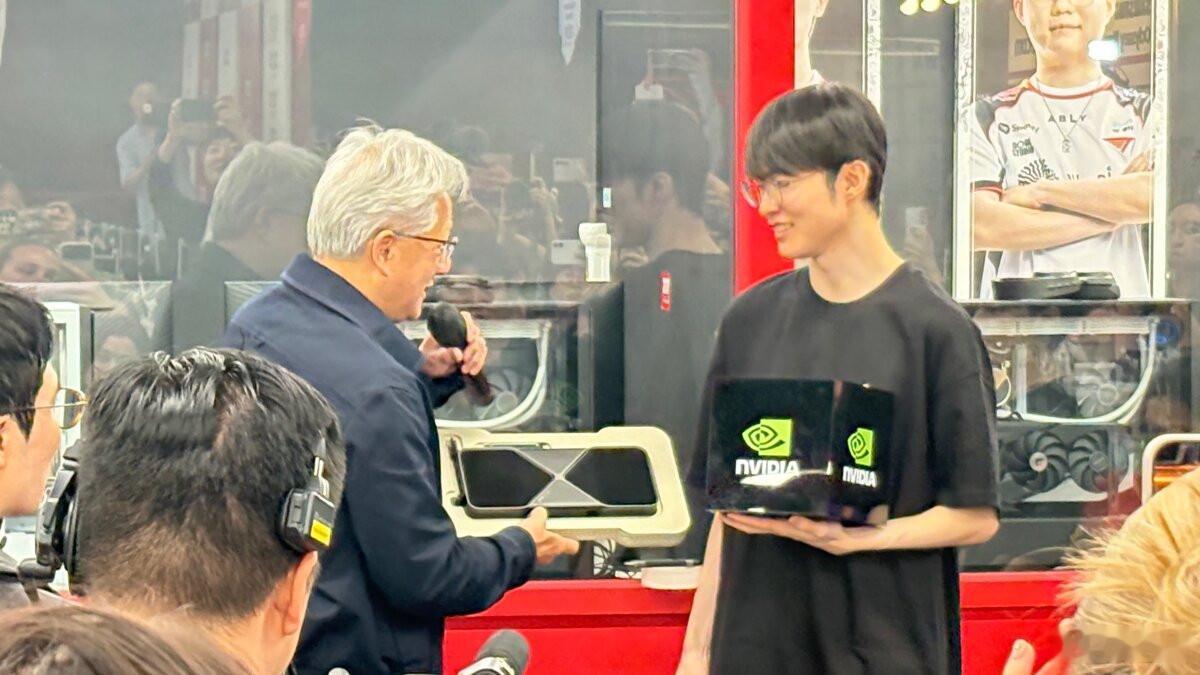 黄仁勋去首尔见了Faker，还学着摆出一些奇怪的手势