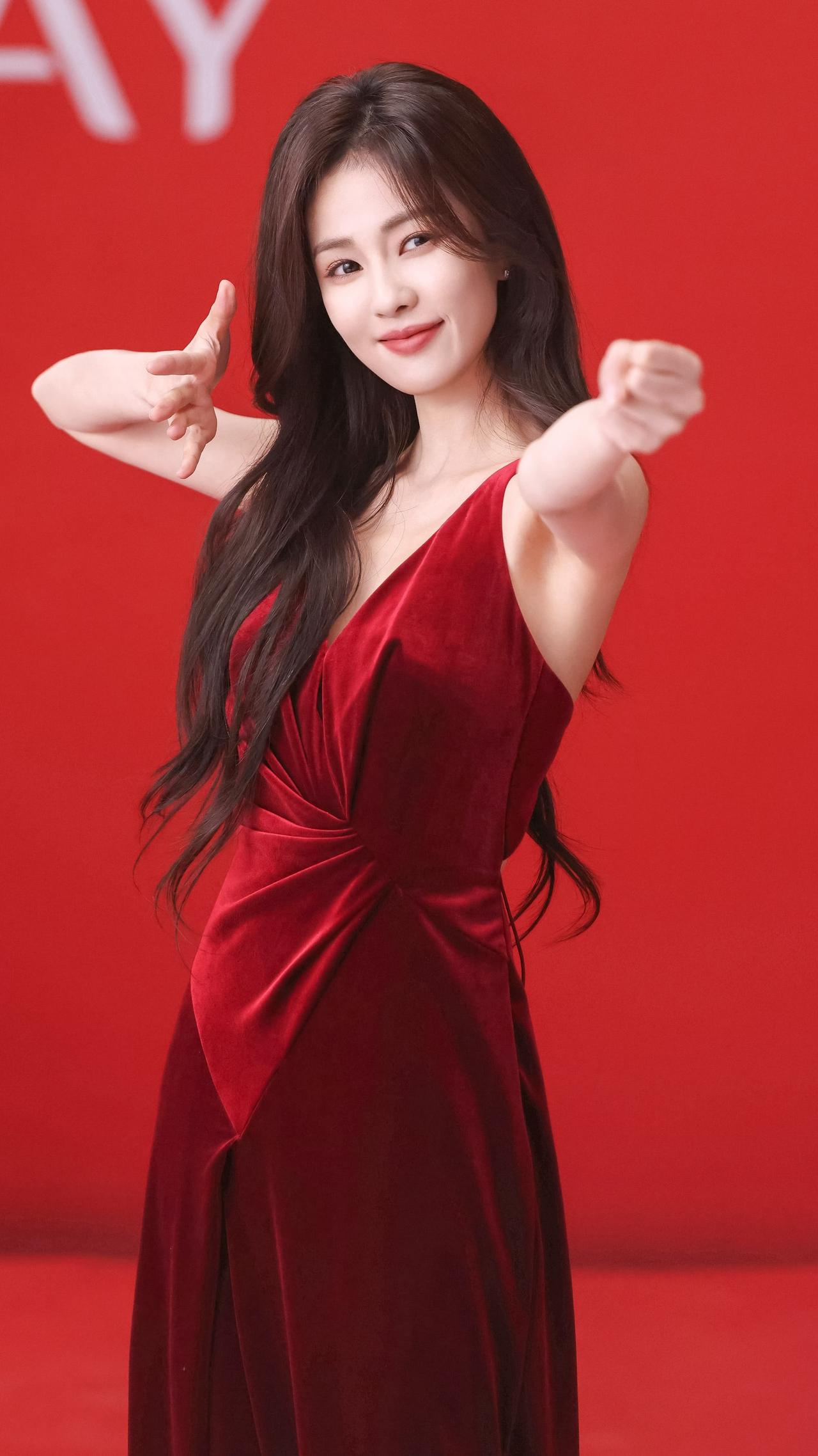 暴击！白鹿红丝绒深V造型，美艳暴击！白鹿 惊艳瞬间 女明星造型