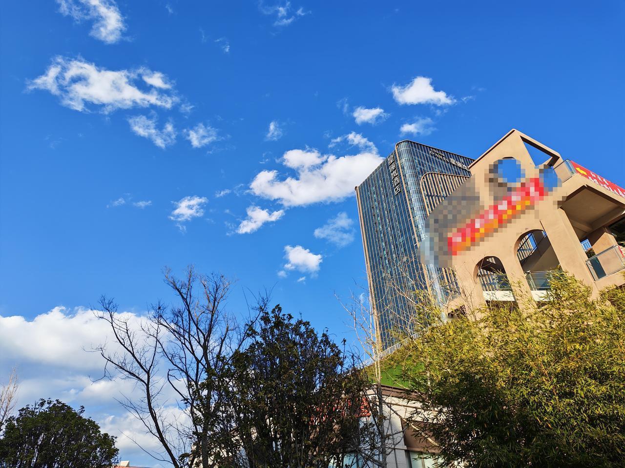 今年这个年过得很有意思：
（一）明天还是假期，我们小区回老家过年的人，大部分已经