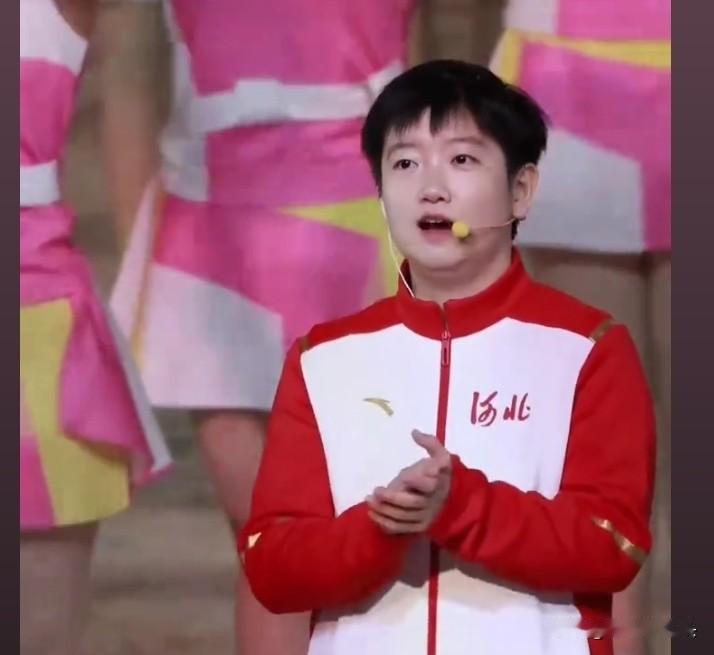 据说这个小女孩是很多人的心理医生。她不需要说什么，也不需要做什么，只要她往那里一