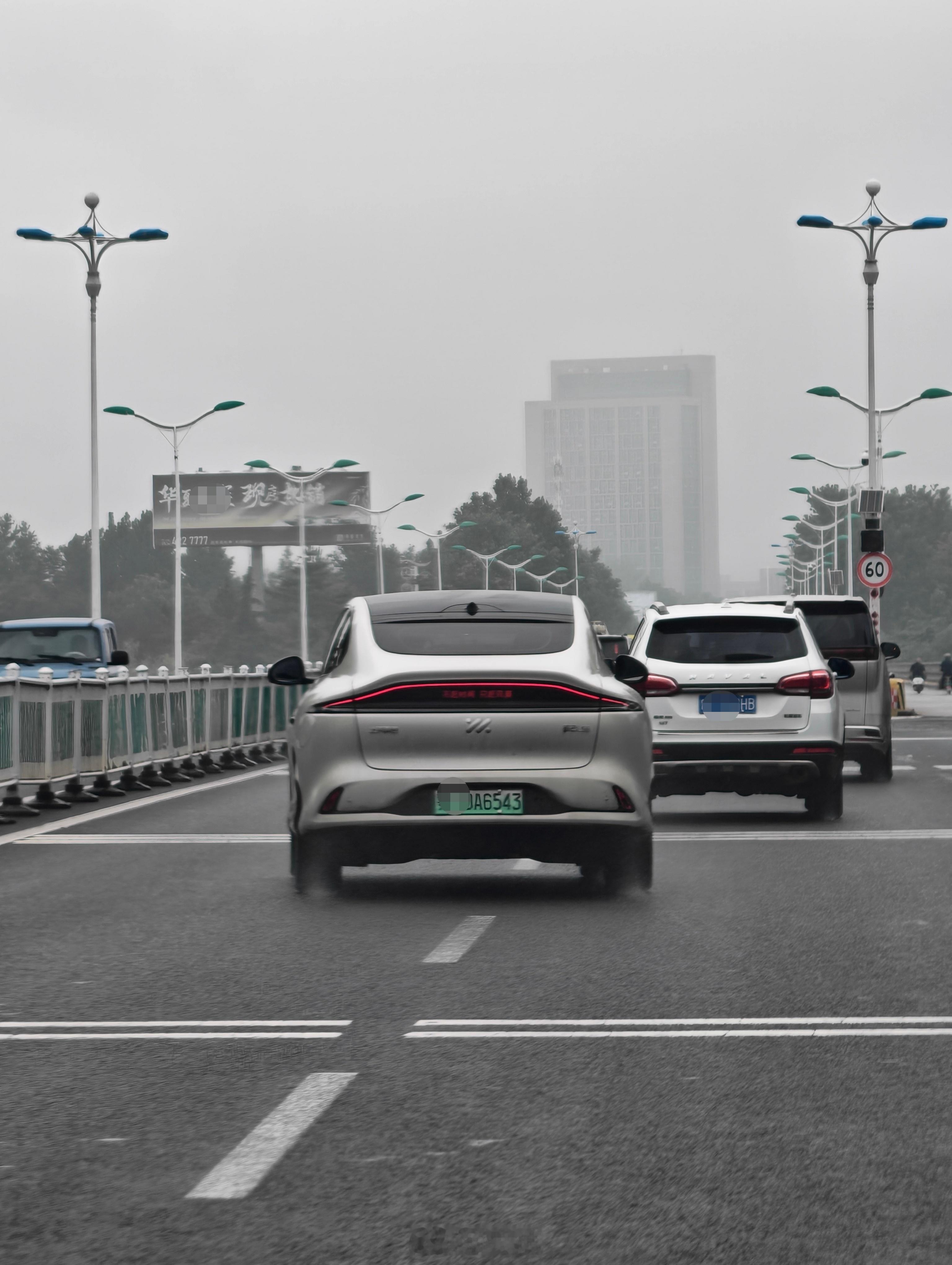 路上遇见一位“不赶时间，只赶风景”的智己车友，好奇你们的后尾灯都写的啥？大v聊车