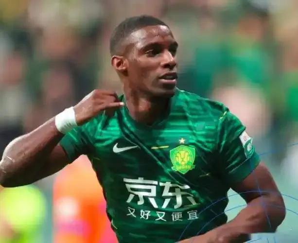 中超最佳射手之争太激烈了，北京国安法比奥上半场梅开二度，1人独进2球，法比奥已经