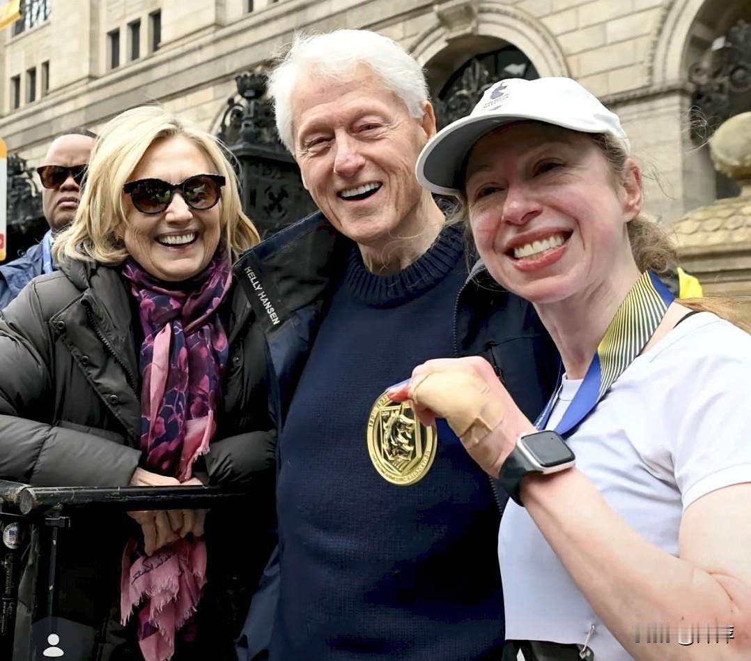 波士顿马拉松终点线前，美国前总统克林顿与妻子希拉里，亲手为独生女切尔西挂上了完赛