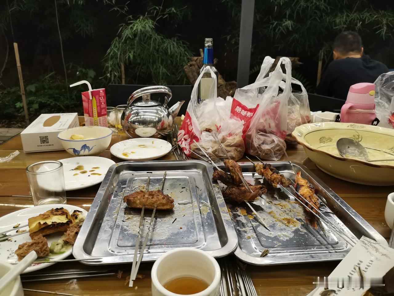 这才八点不到，漫漫长夜，这可怎么弄啊。。[我想静静][我想静静][我想静静]