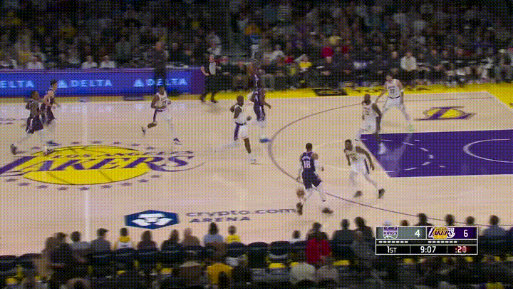 湖人大将斯玛特真是攻防一肩挑！在今天湖人主场迎战国王的比赛中，当时比赛进行到了第