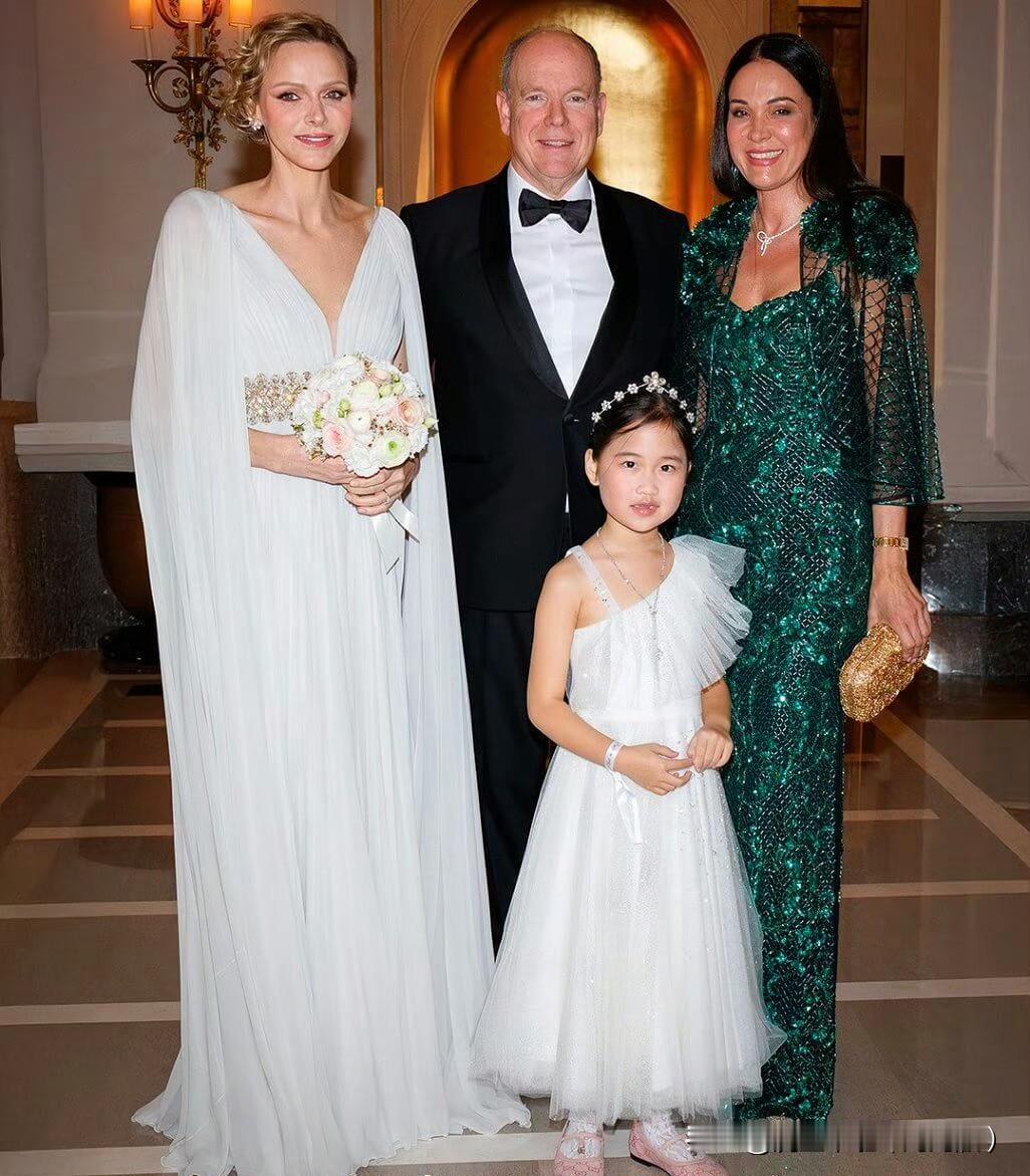 认真营业的王妃！亲王夫妇出席圣诞慈善晚会，夏琳王妃每次都能精致打扮，尤其是发型锦