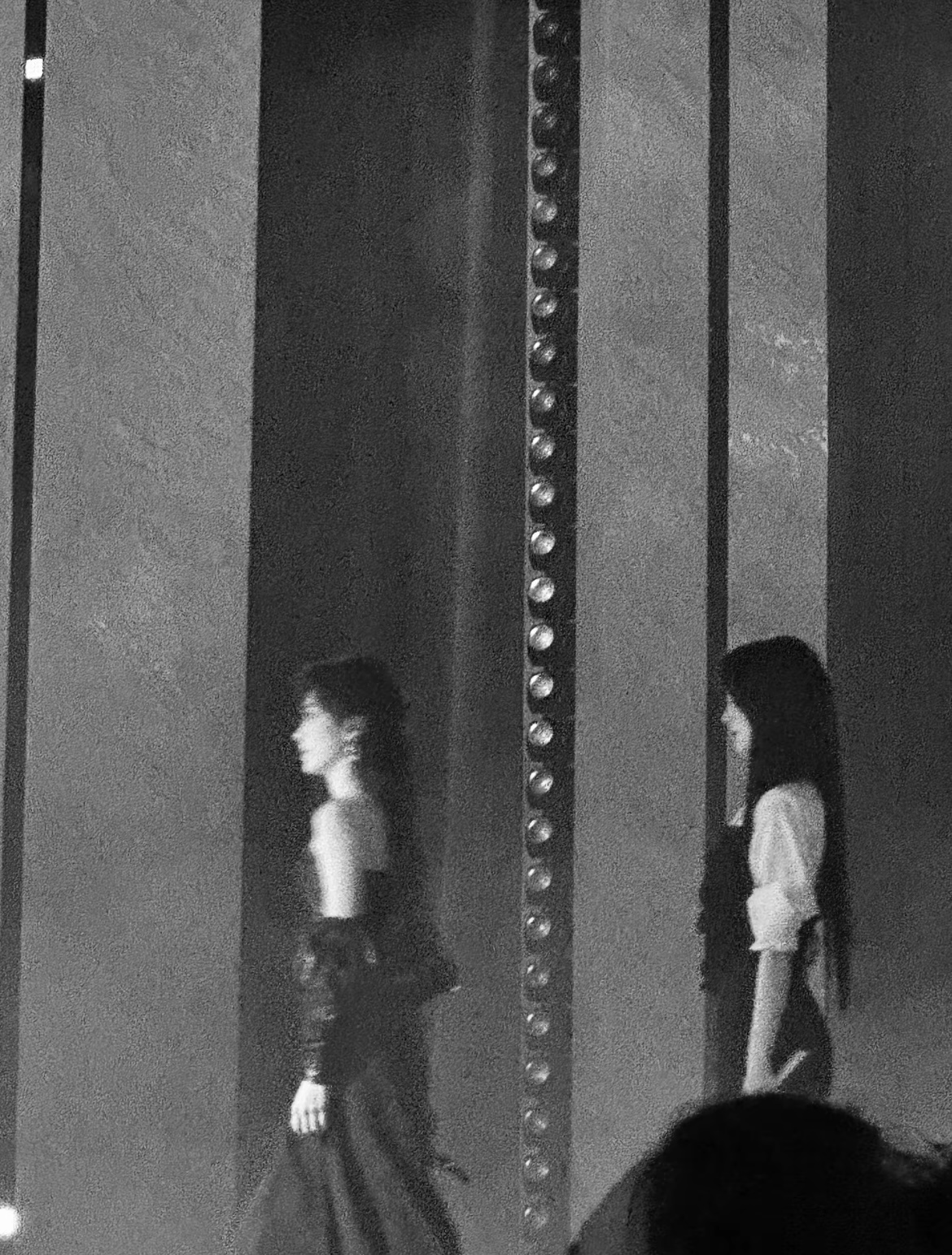 - 我可以跟在你身后，像影子追着光梦游 
