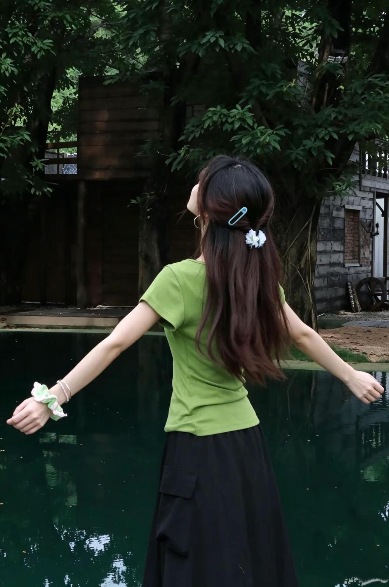 “日与月 夏与冬 更迭难休。草与木盛与衰 问美人依|日”绿调治愈系穿搭 夏日绿色