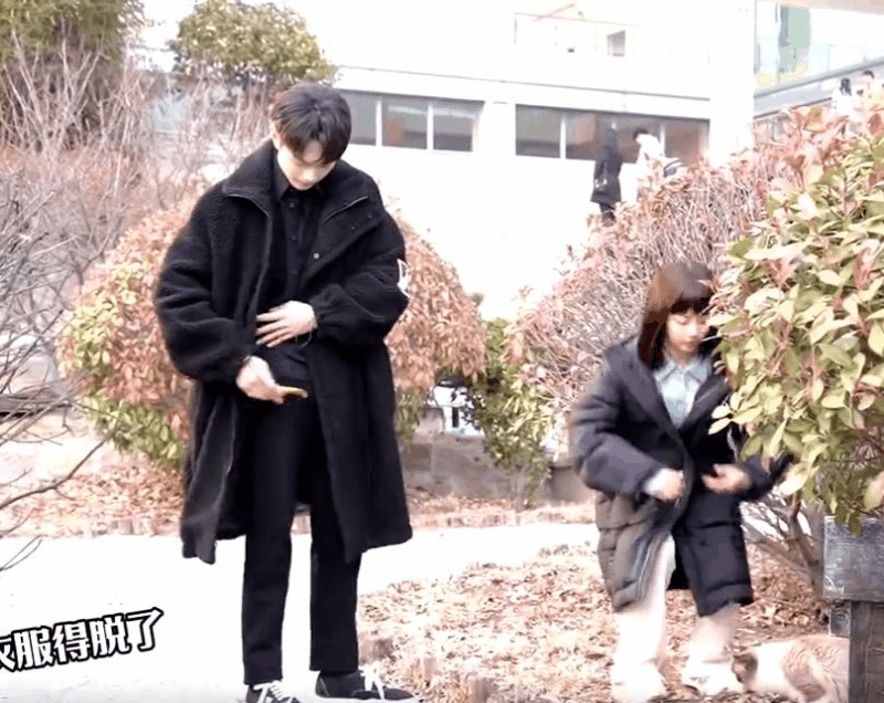 许凯想把手里的梳子放起来，结果找了半天，一个兜也没有[笑cry][笑cry] ​