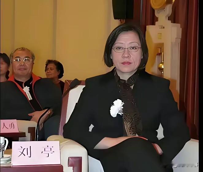2006年，王光美先生的告别仪式现场，女儿刘亭端坐于会场。她身着一身肃穆黑衣，衣