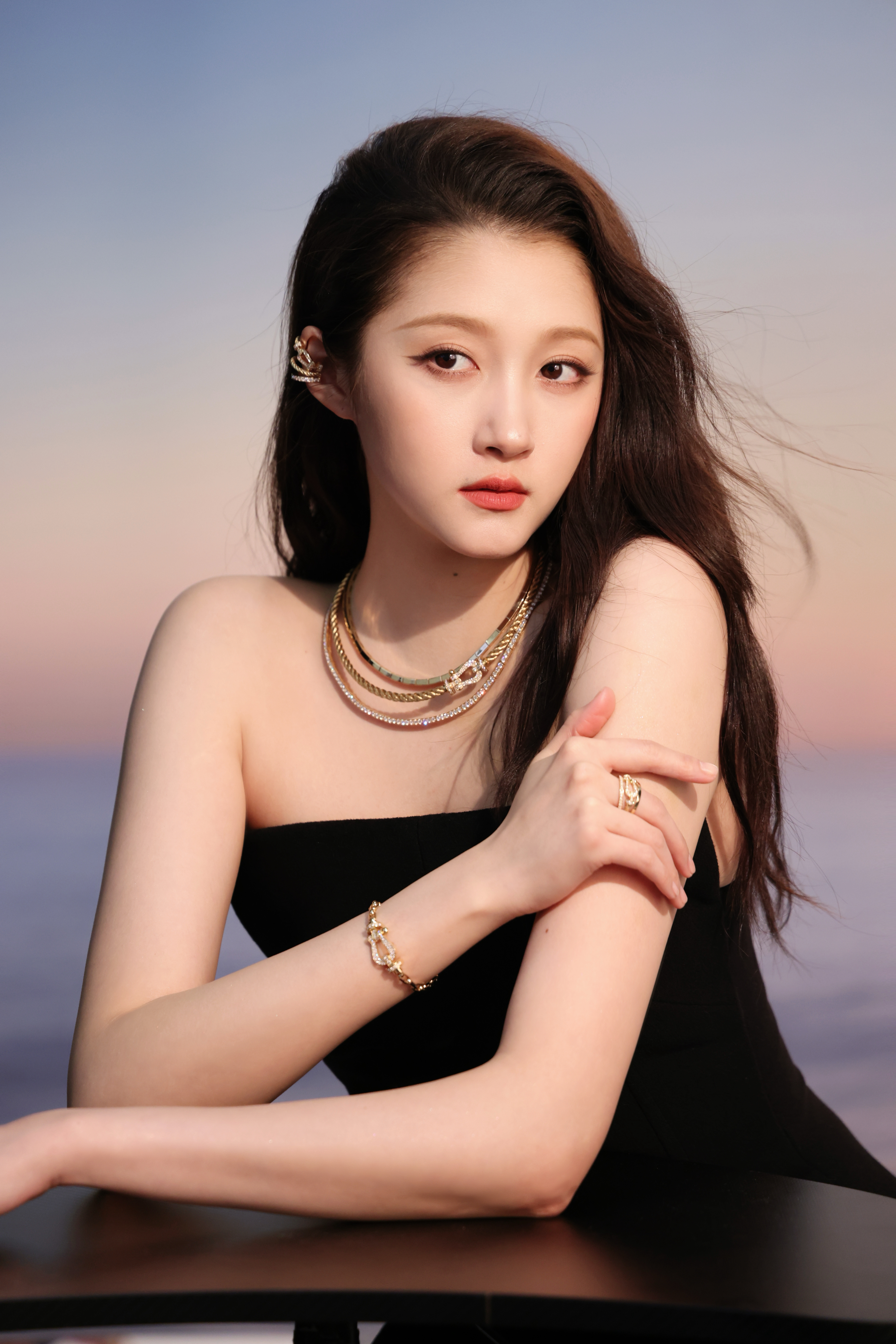 璀璨闪耀，从容适宜，定格心动时刻。​​​关晓彤[超话]关晓彤跳了美美桑内 ​​​