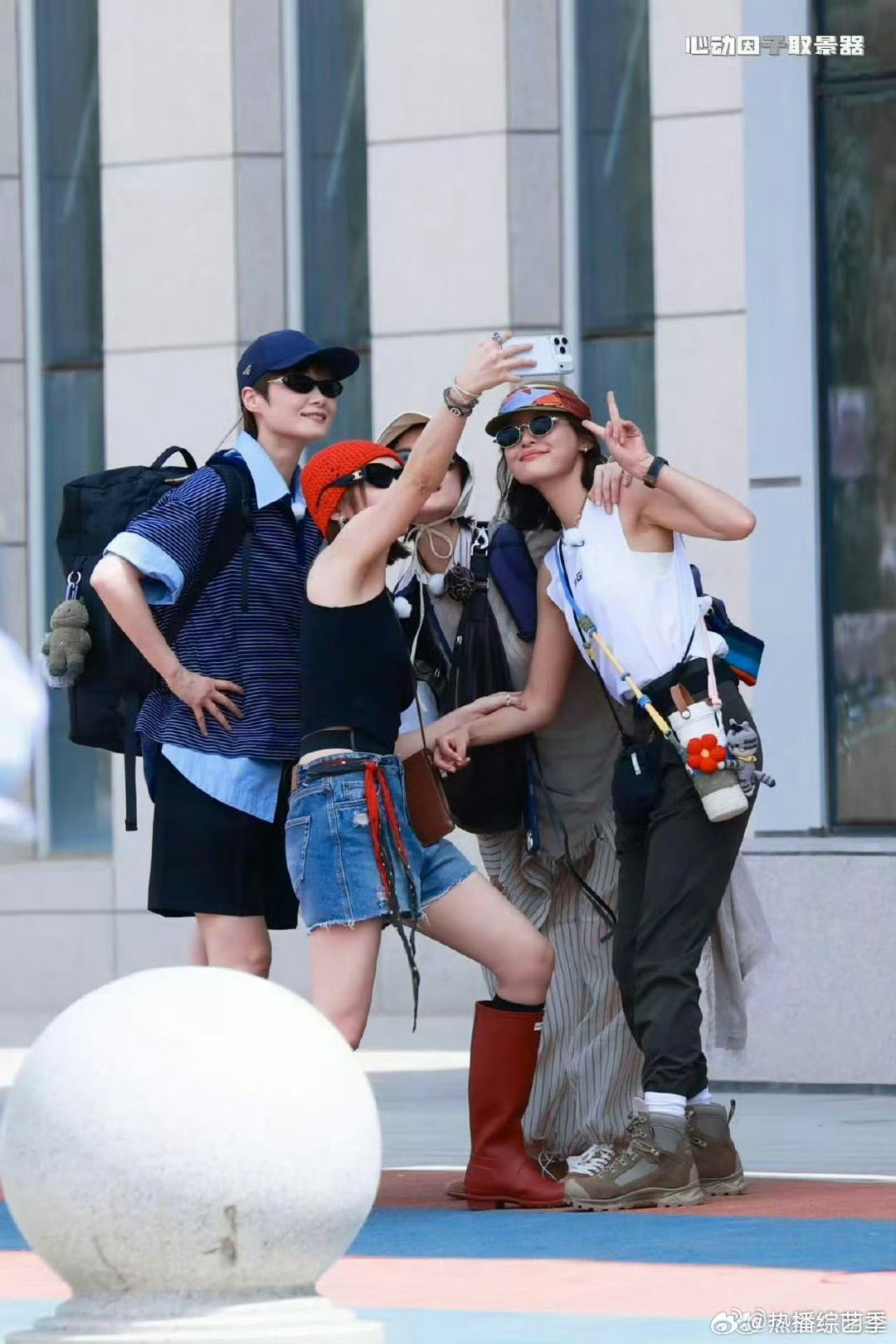 李宇春辛芷蕾高叶倪妮合照高叶豪爽通透的姐姐气质太适合户外旅行，不拘小节的性格肯定