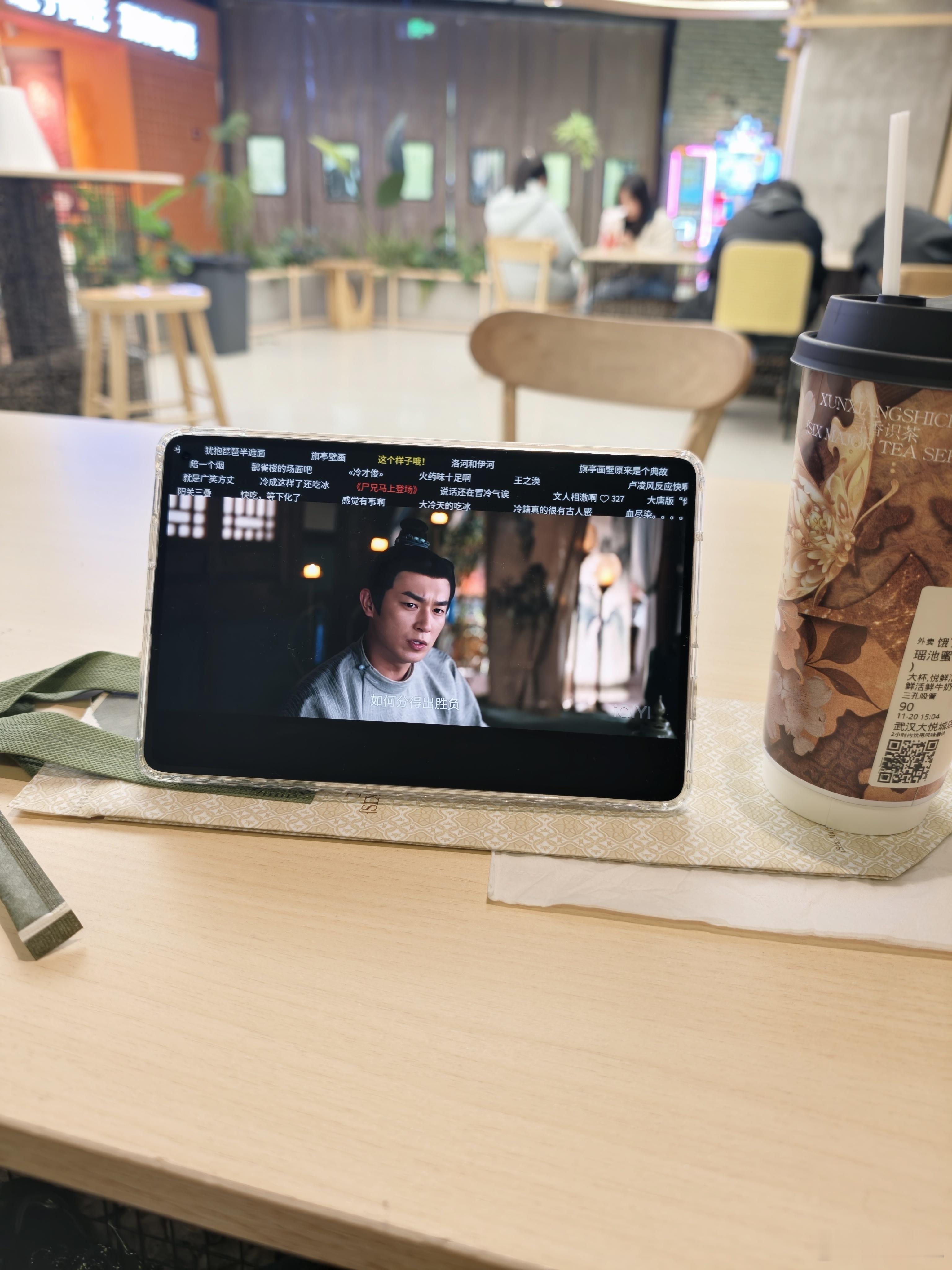 你敢信……这几天在家看灵魂摆渡给我吓到了，白天都不敢一个人在家，跑来商场追剧了