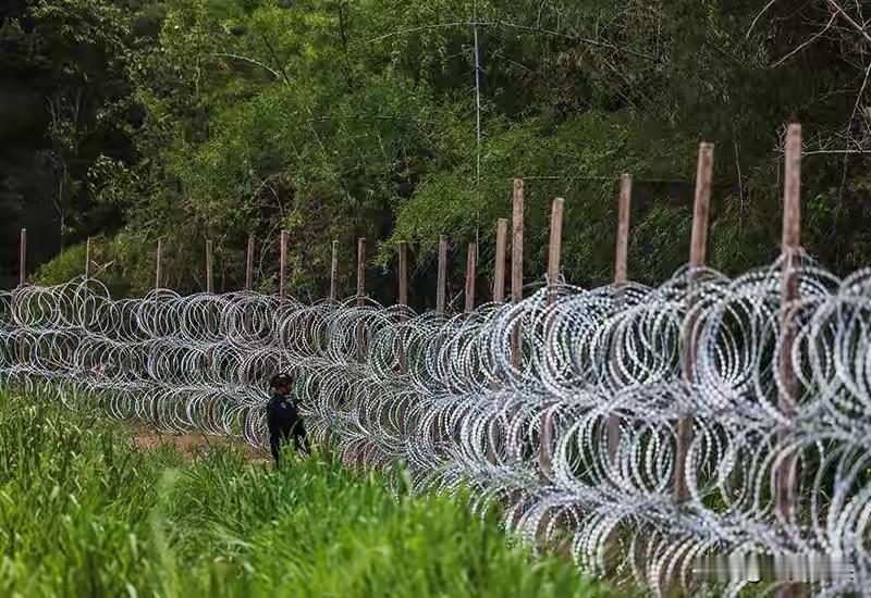 这是泰国柬埔寨边境的围栏，这段围栏位于泰国东部尖竹汶府蓬隆县。
泰国相关部门是不