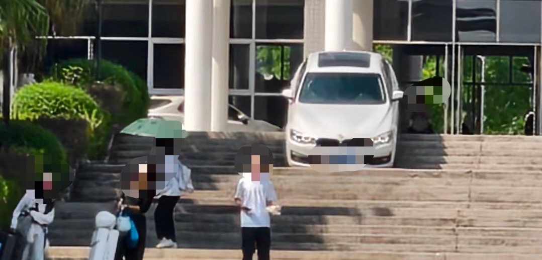 9月12日，网友爆料称：贵港桂R车牌小车在桂林冲下楼梯被困。 ​​​