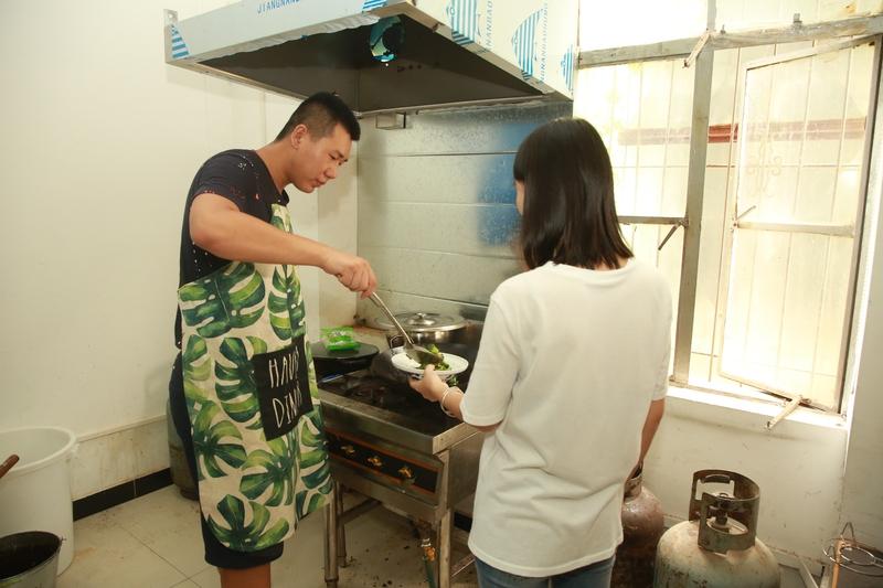 新学期开学，中国计量大学共享厨房“量小聚”热闹非凡。3月8日，几位家长进校为孩子