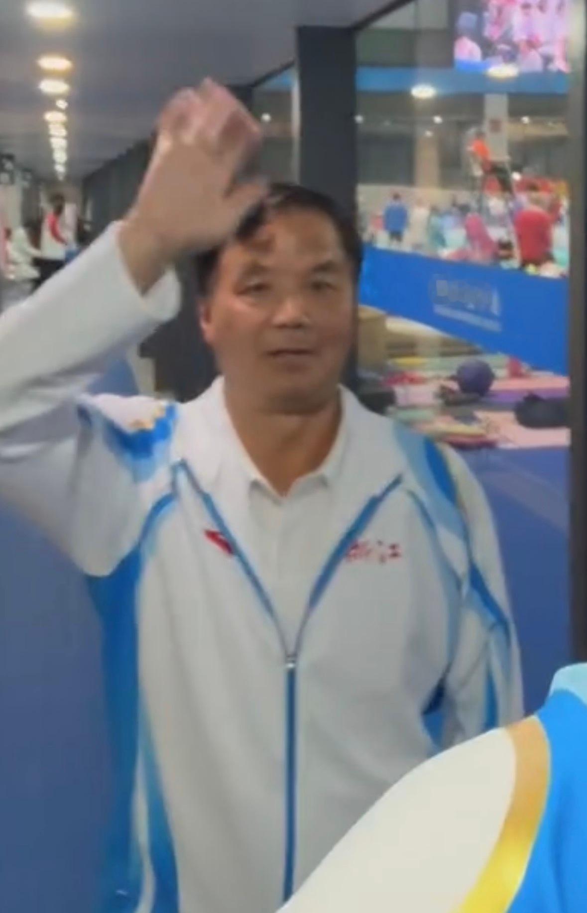 才发现我们朱导上领奖台之前都有换上雪雪白的衬衫老爷子是真的很为自己的乖囡开心骄傲