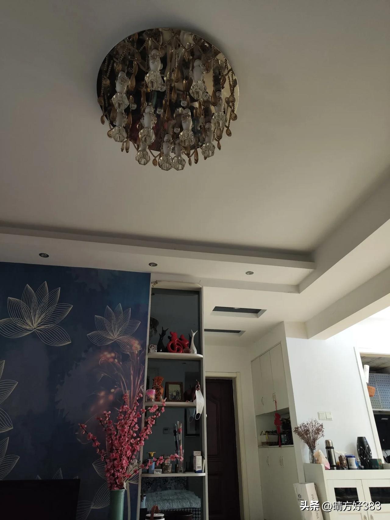 昨天在家做卫生，发现了几个问题。
一，油烟，比较严重。油烟的确是无孔不入的，下次