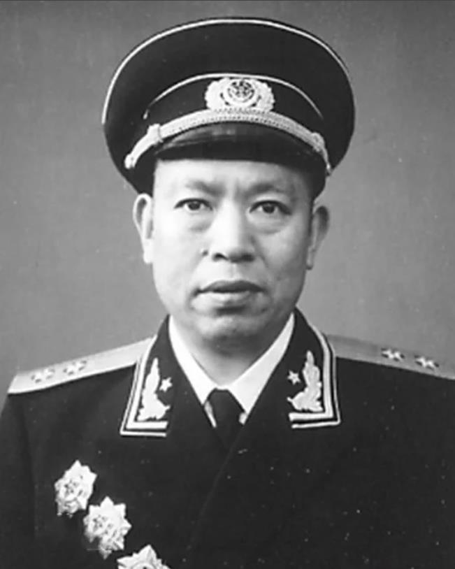 1937年延安，24岁的丁秋生收到调令，去军委工程学校当政委。

他一拍桌子：“
