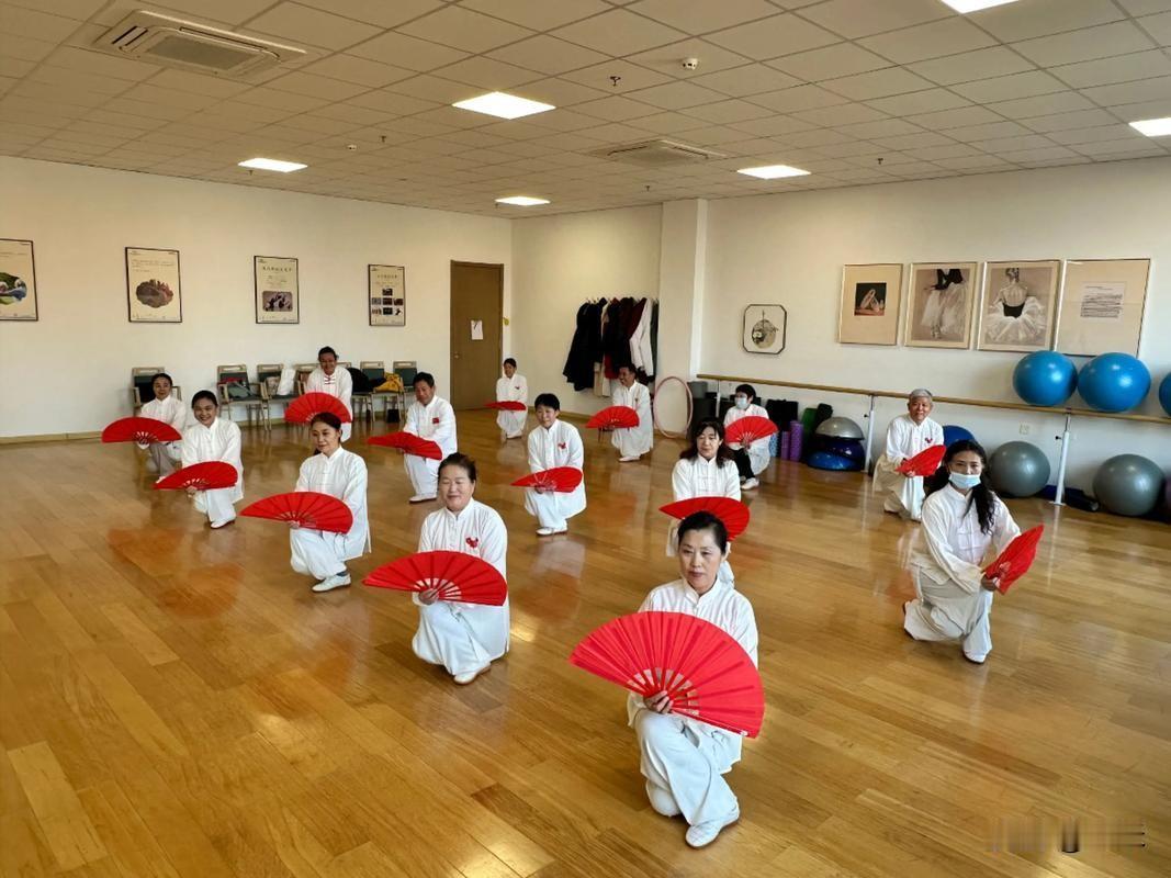 老年大学爆火背后：银发族的新养老，藏着万亿新机遇
 
家人们，现在老年大学有多火