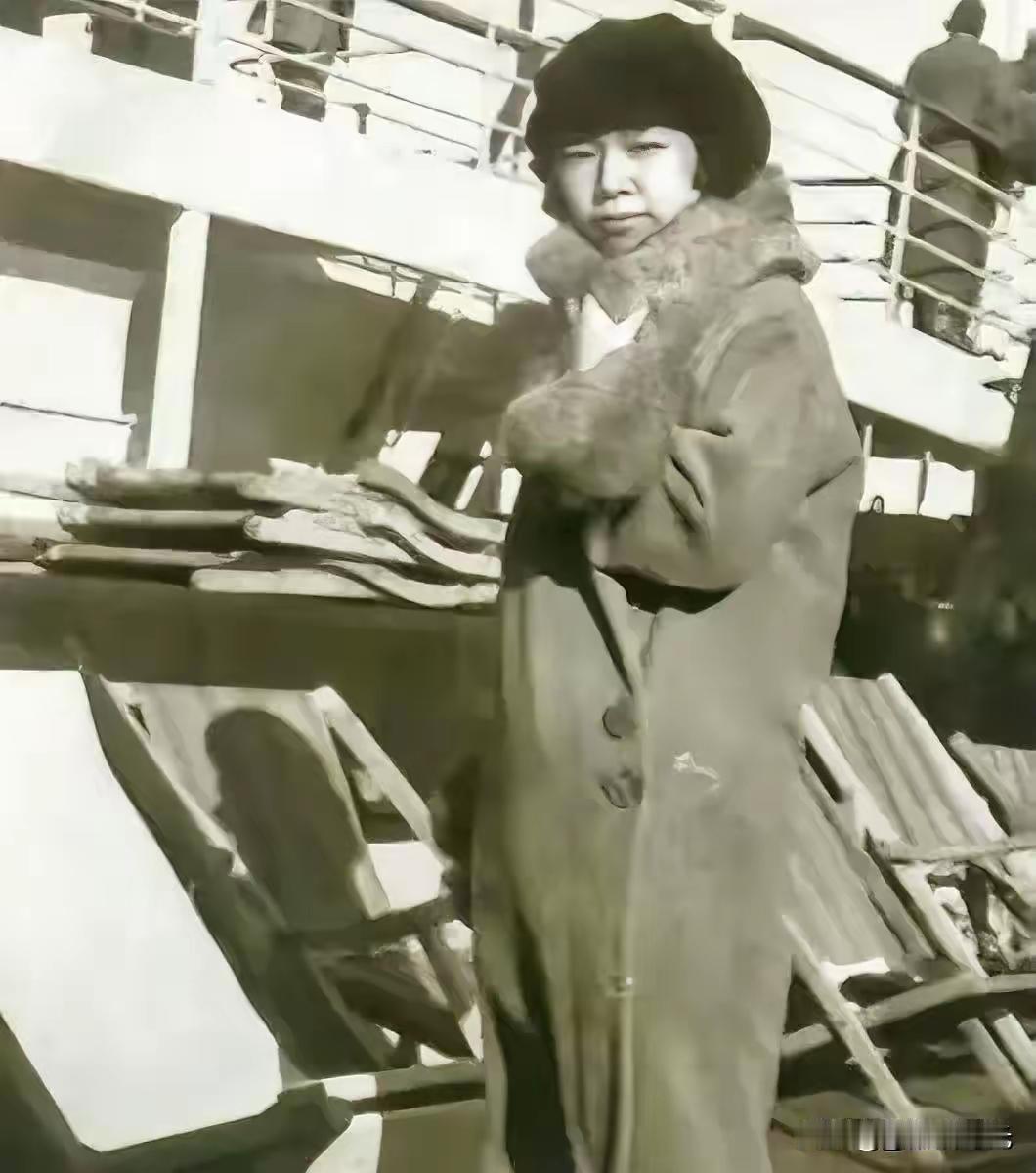 此人名叫施旦，是汪精卫的机要秘书兼情人，1938年汪精卫在越南公开投日后，她义无