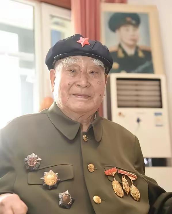 秦光，原名秦昌银，1917年12月生于湖北红安贫苦农家，2019年4月9日在石家