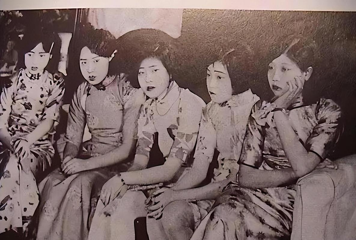 1952年青岛公审现场,围观人群突然笑场,枪毙的却是本地最狠的一位老鸨。

那年